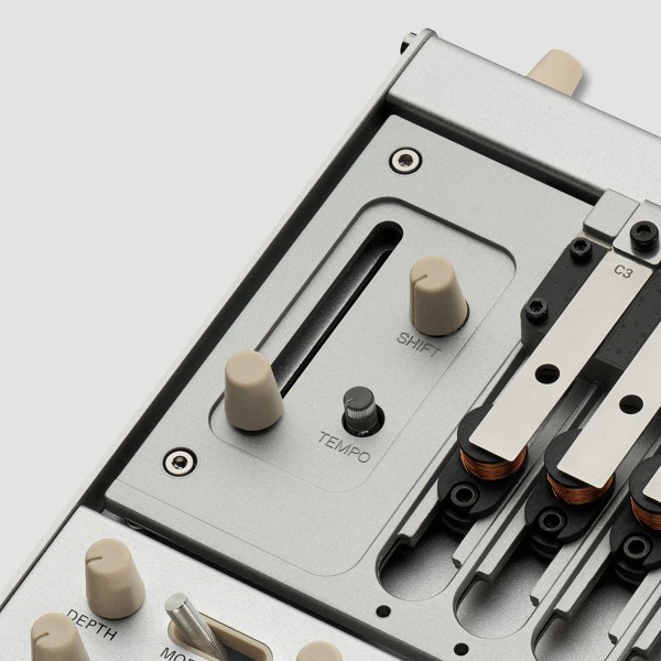Detalle del Korg phase8 con el deslizador AIR, el mando SHIFT y el botón TEMPO junto al primer resonador