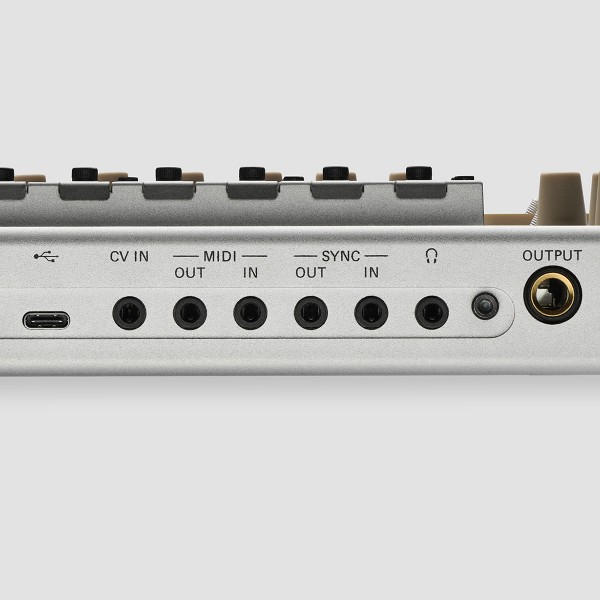 Panel trasero del Korg phase8 con USB-C, CV IN, MIDI IN y OUT, SYNC IN y OUT, auriculares y salida de línea