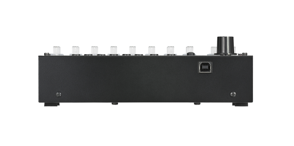 Lateral do Korg SQ-1 com a ficha USB tipo B