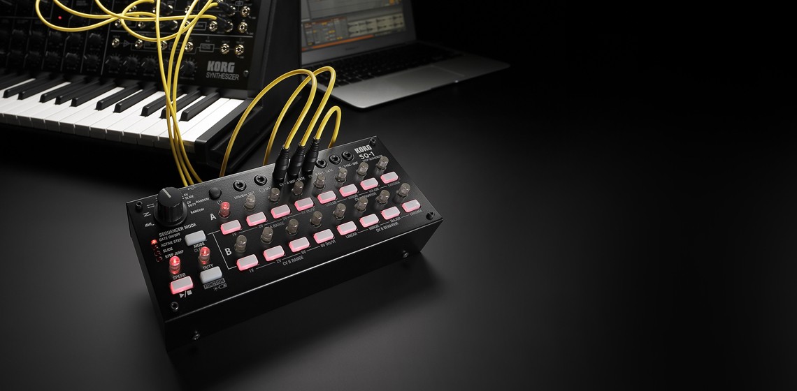 Korg SQ-1 ligado com cabos de patch amarelos a um sintetizador MS-20 mini