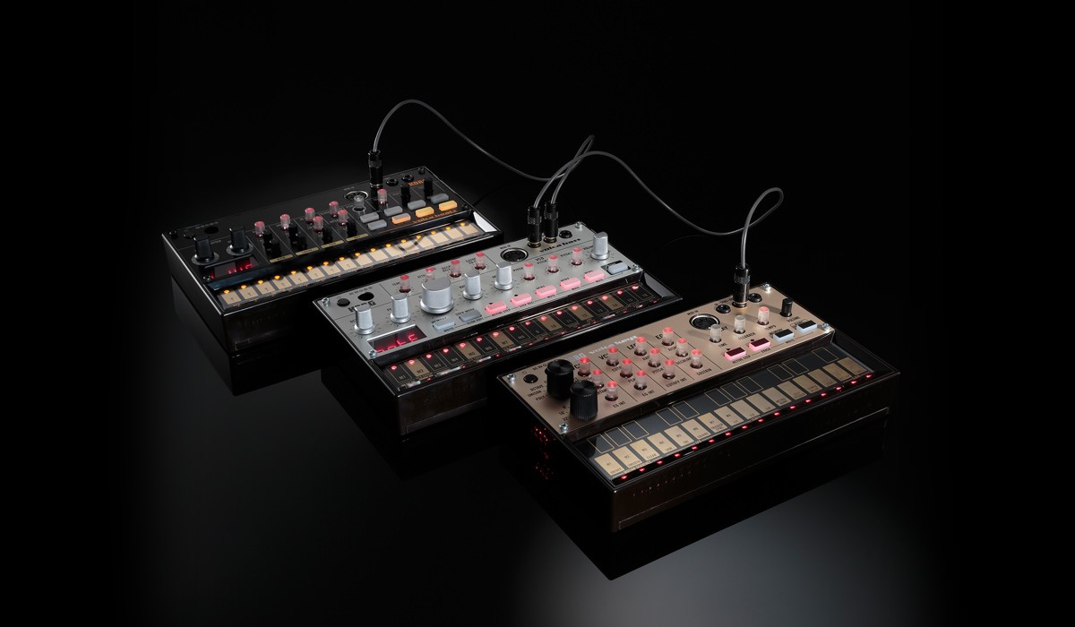 Volca keys, volca bass e volca beats ligados entre si com cabos de sincronização
