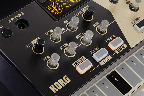 Grande plano dos botões de camada LEVEL, PITCH, ATTACK, RELEASE e MOD da volca drum, com os botões EDIT STEP, ACT STEP e LAYER