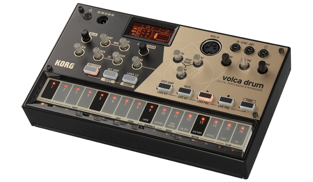 Korg volca drum em perspetiva, com os 16 botões de passo, o ecrã LCD e os botões de camada