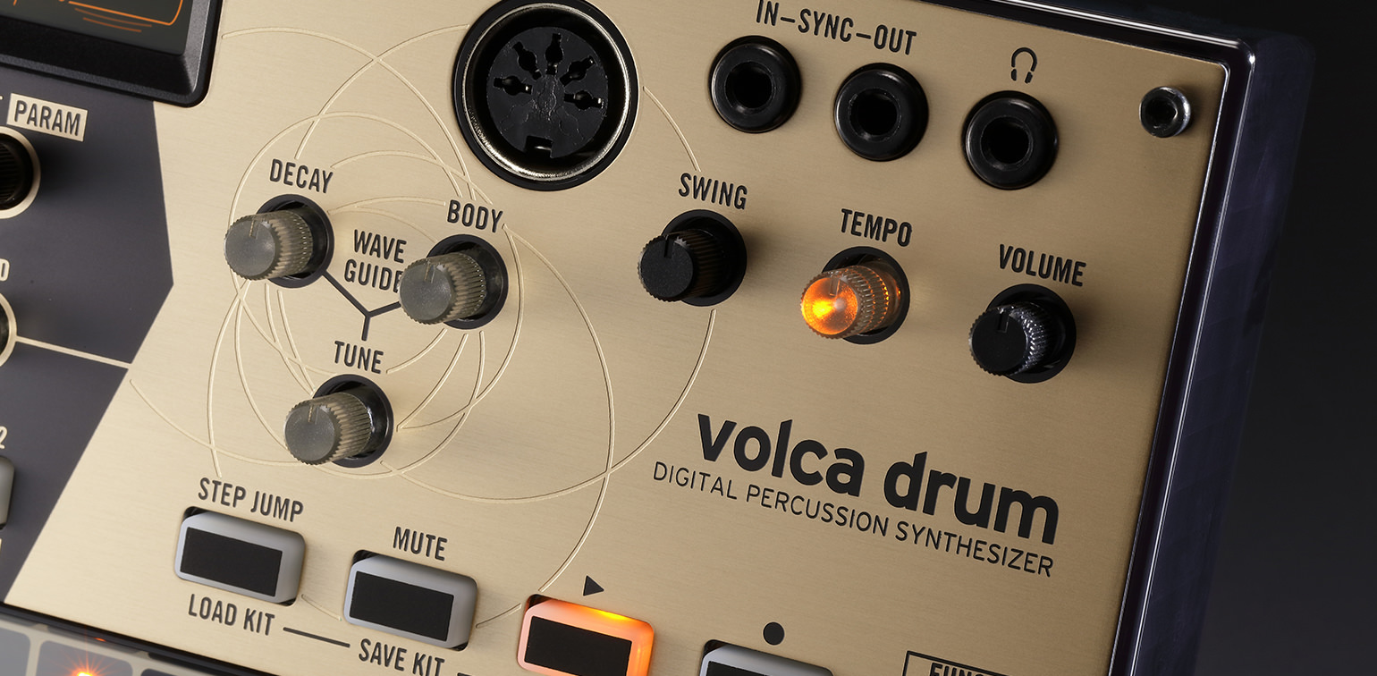 Pormenor da volca drum com os botões DECAY, BODY e TUNE do ressonador, as entradas MIDI IN e Sync, e os botões SWING, TEMPO e VOLUME