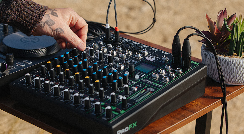Mandos y faders de la Mackie ProFX 10 GO, con la pantalla de efectos y los vúmetros