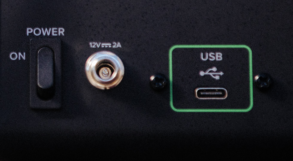 Interruptor de encendido, entrada de 12 V y puerto USB-C de la Mackie ProFX 10 GO