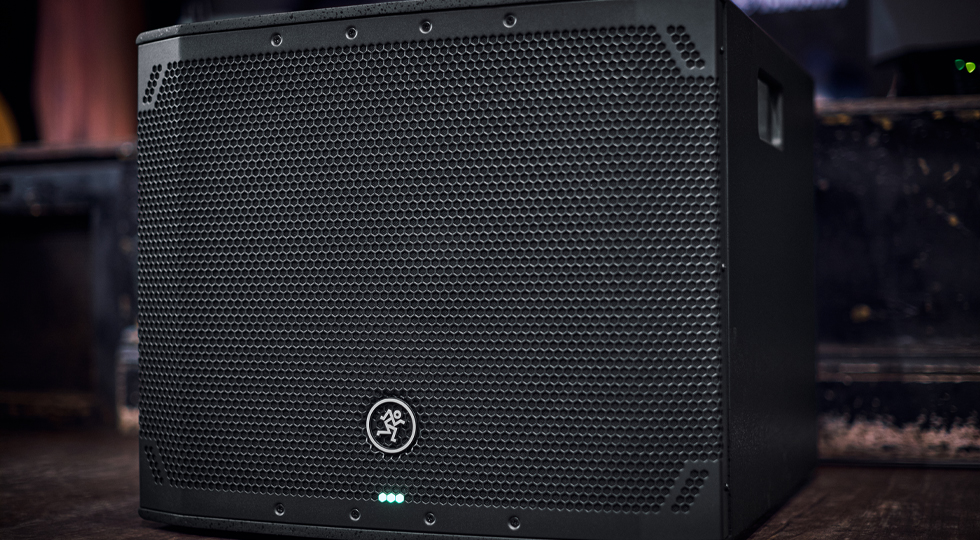 Subwoofer Mackie Thump18Sv4 de 18 pulgadas visto de frente sobre un escenario