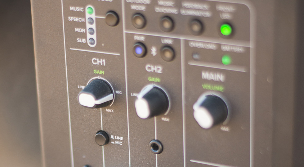 Panel trasero del Mackie Thump GO: modos Music, Speech, Mon y Sub, Outdoor Mode, Music Ducking, Feedback Eliminator, ganancias de CH1 y CH2 y volumen general