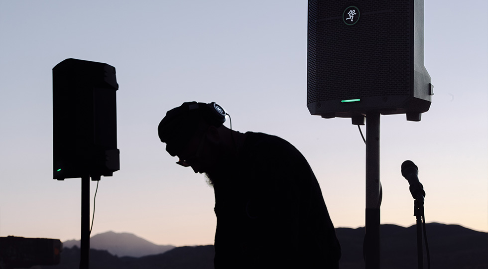 Dos Mackie Thump GO sonorizando al atardecer en exterior con el modo Outdoor activado