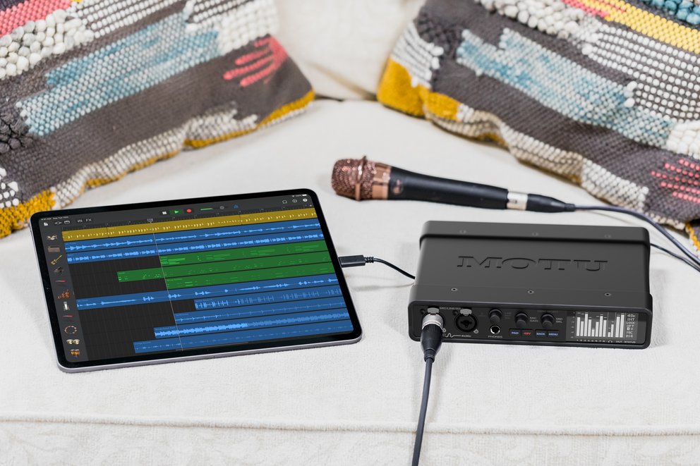 MOTU OctaLite conectada a un iPad con una sesión de grabación multipista y un micrófono