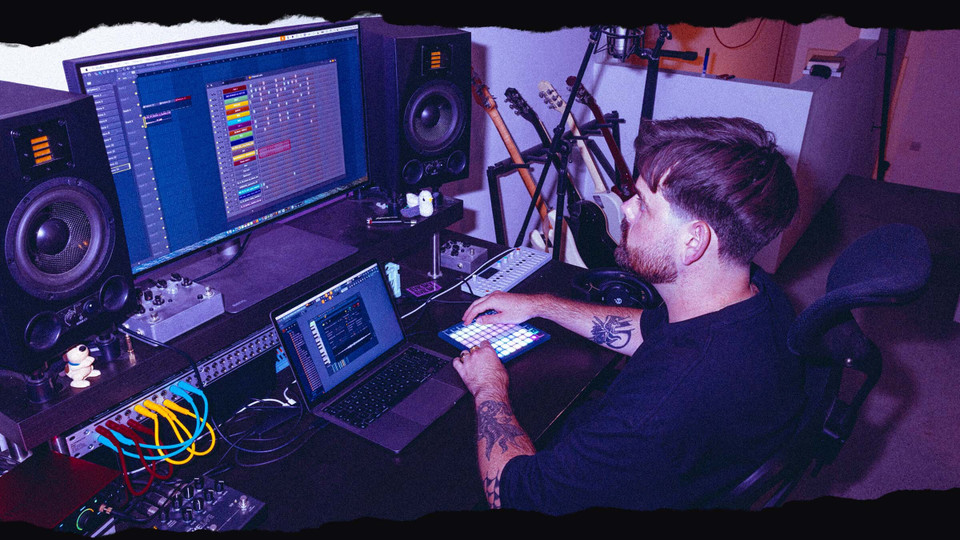 Productor usando el Novation FLpad Mini con FL Studio en su estudio