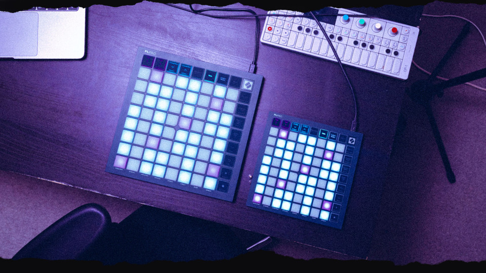 Novation FLpad y FLpad Mini juntos sobre una mesa de estudio