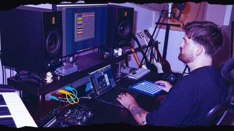 Productor usando el Novation FLpad con FL Studio en su estudio