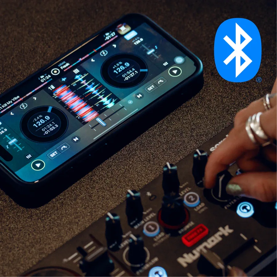Numark MixTrack Go conectada por Bluetooth MIDI a un smartphone con la app djay