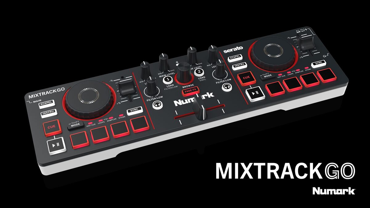 Numark MixTrack Go, controladora DJ portátil de dos canales, vista en perspectiva