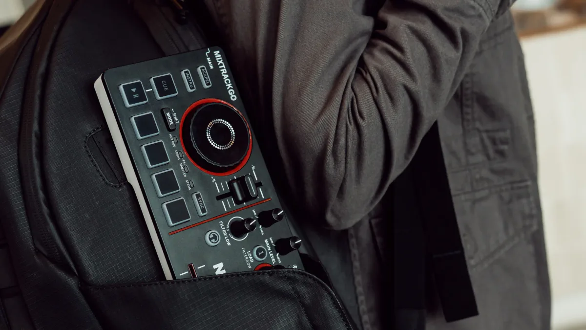 La Numark MixTrack Go guardada en el bolsillo de una mochila