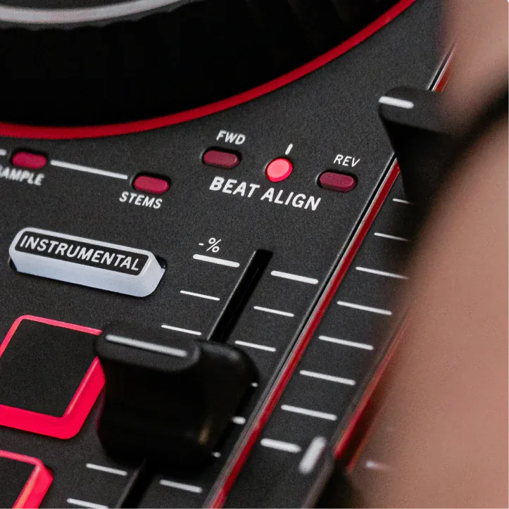 Indicadores Beat Align con las flechas FWD y REV junto al fader de pitch
