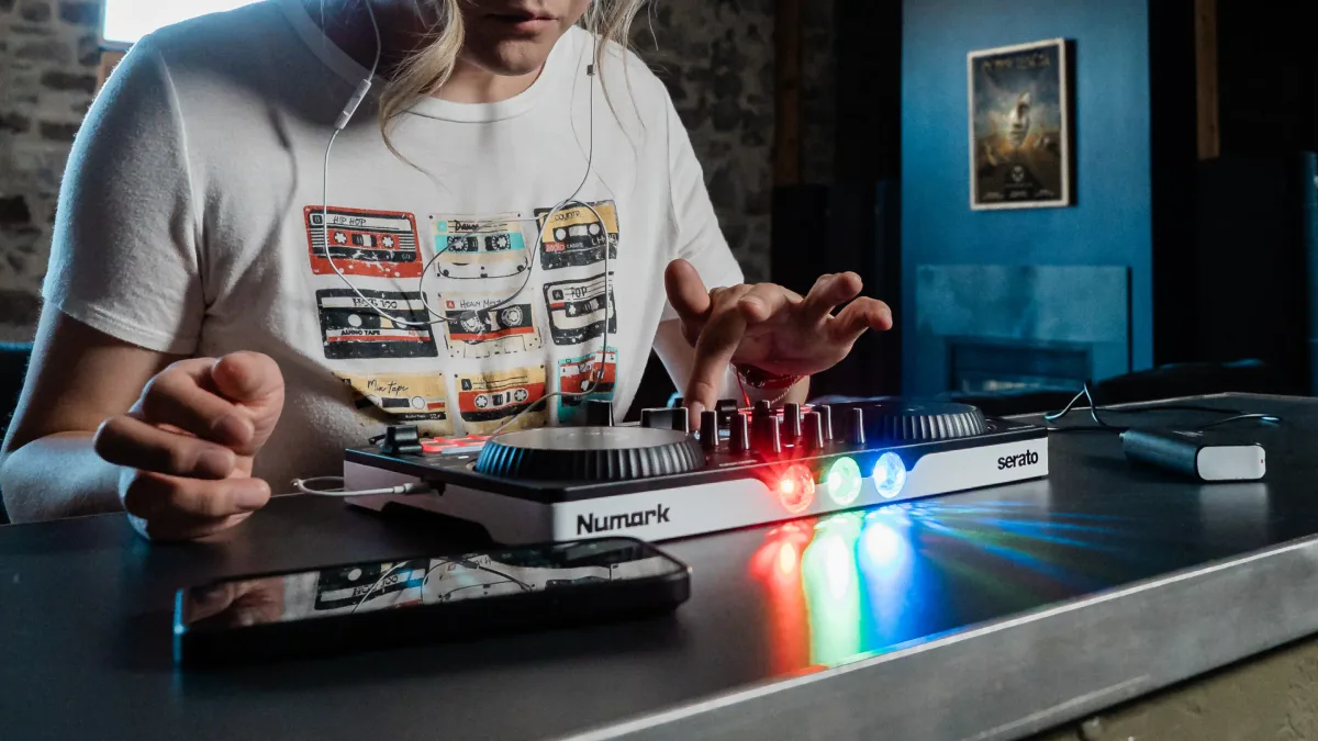DJ practicando en casa con la Numark Party Mix III y sus luces encendidas