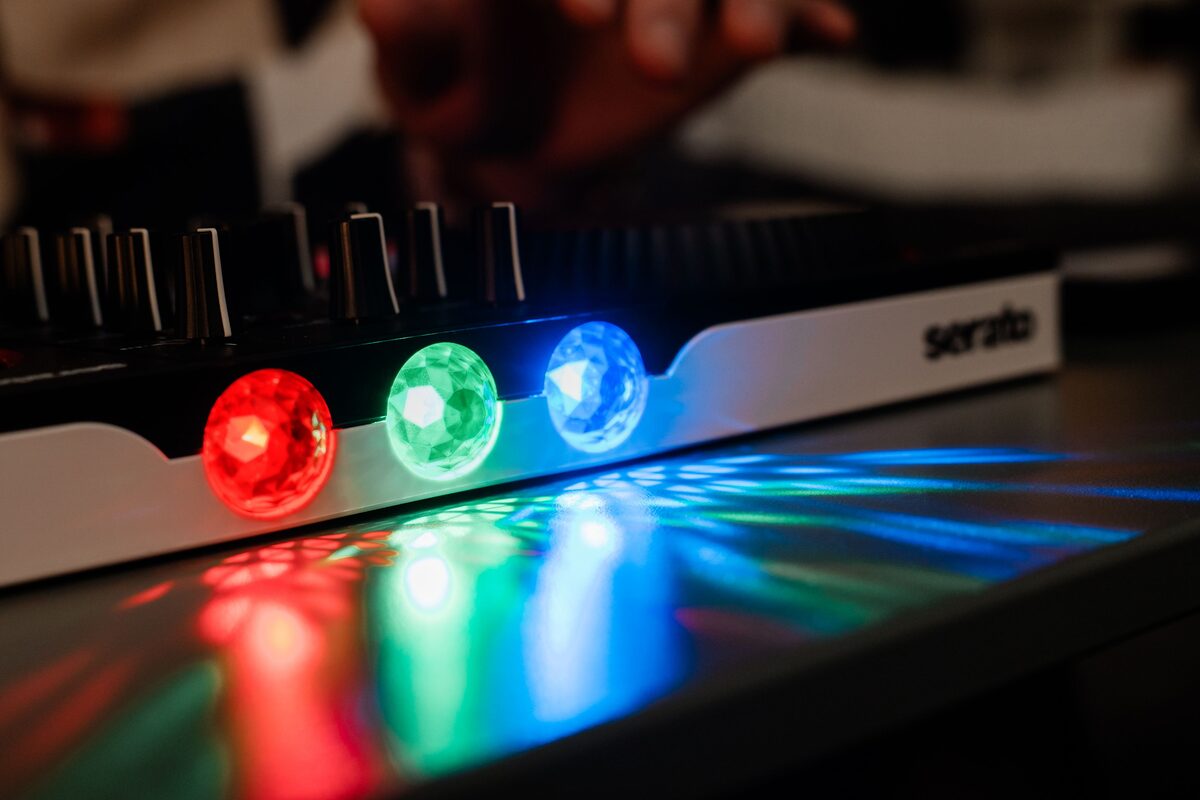 Los tres focos LED rojo, verde y azul de la Party Mix III proyectando sobre la mesa