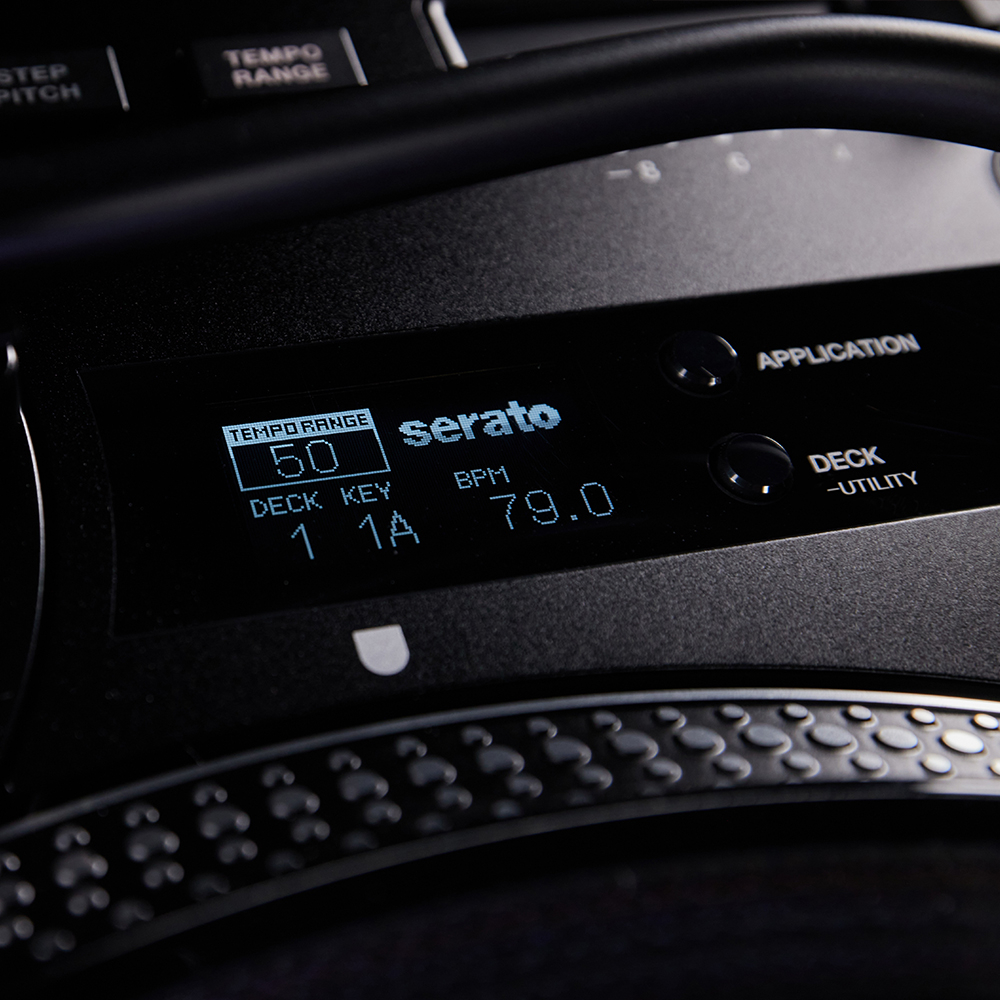 Ecrã OLED do Pioneer DJ PLX-CRSS12 a mostrar a aplicação, o intervalo de tempo e a tonalidade