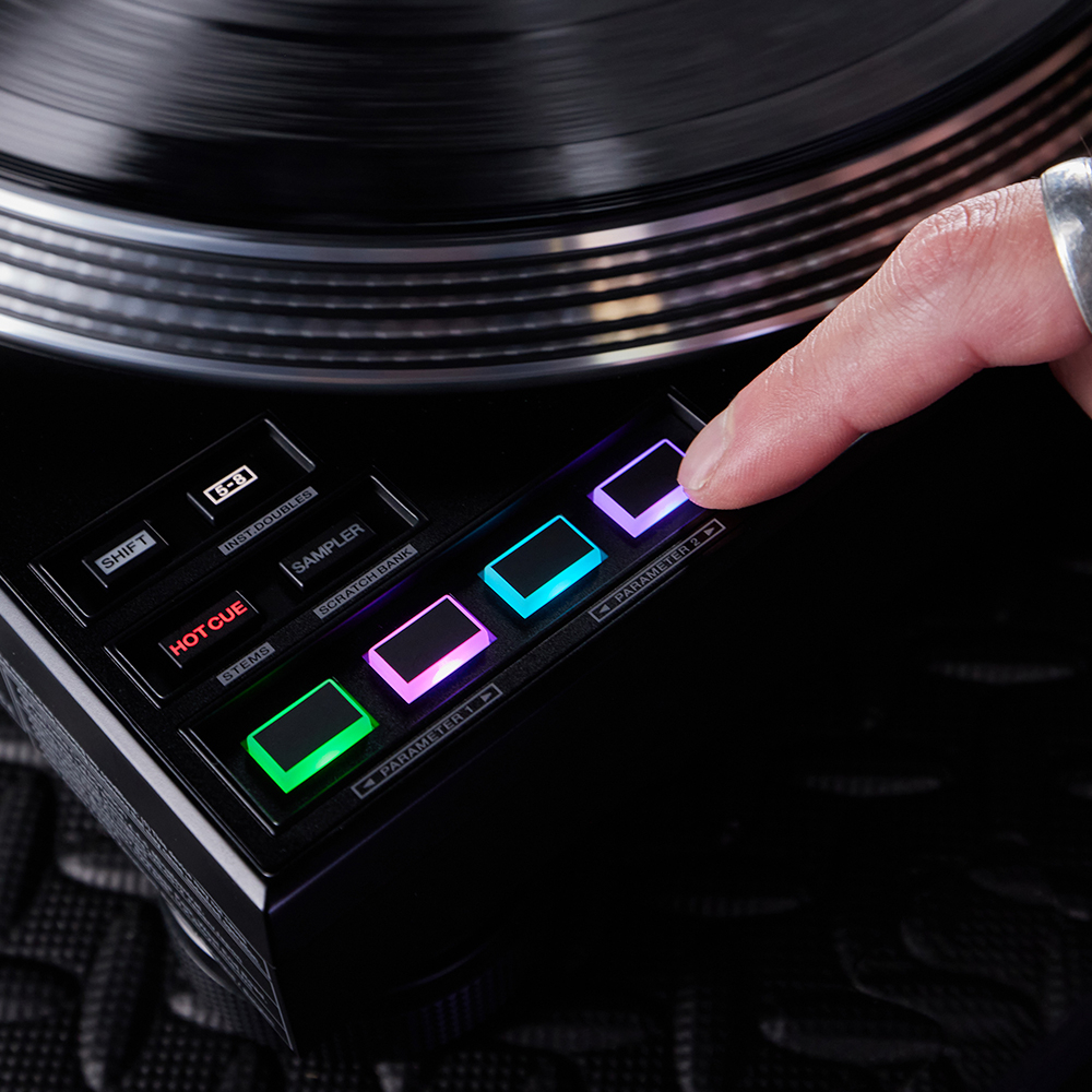 Dedo a premir os pads de performance iluminados do Pioneer DJ PLX-CRSS12