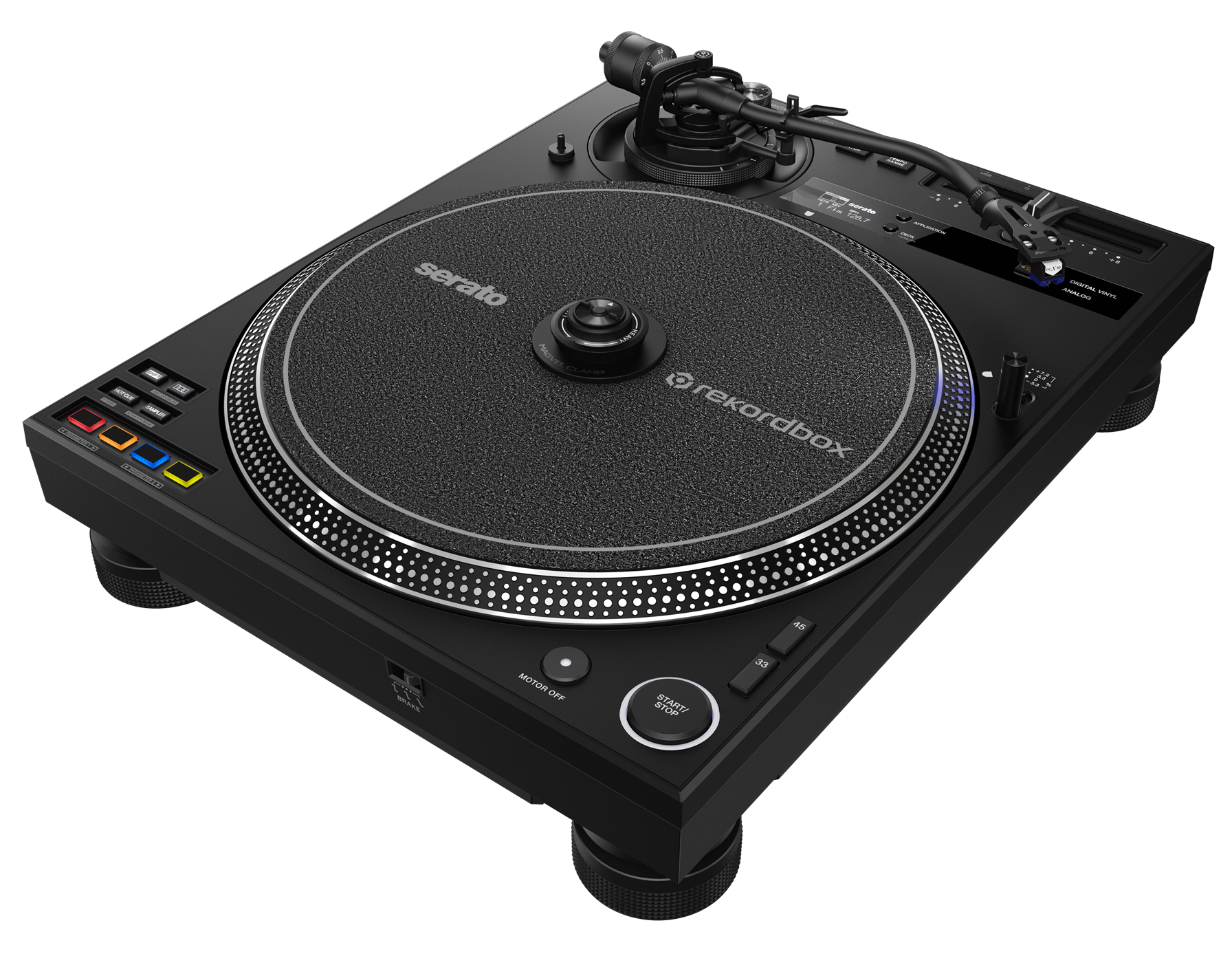 Pioneer DJ PLX-CRSS12 em vista três quartos, com o Magvel Clamp no prato e os pads de performance iluminados