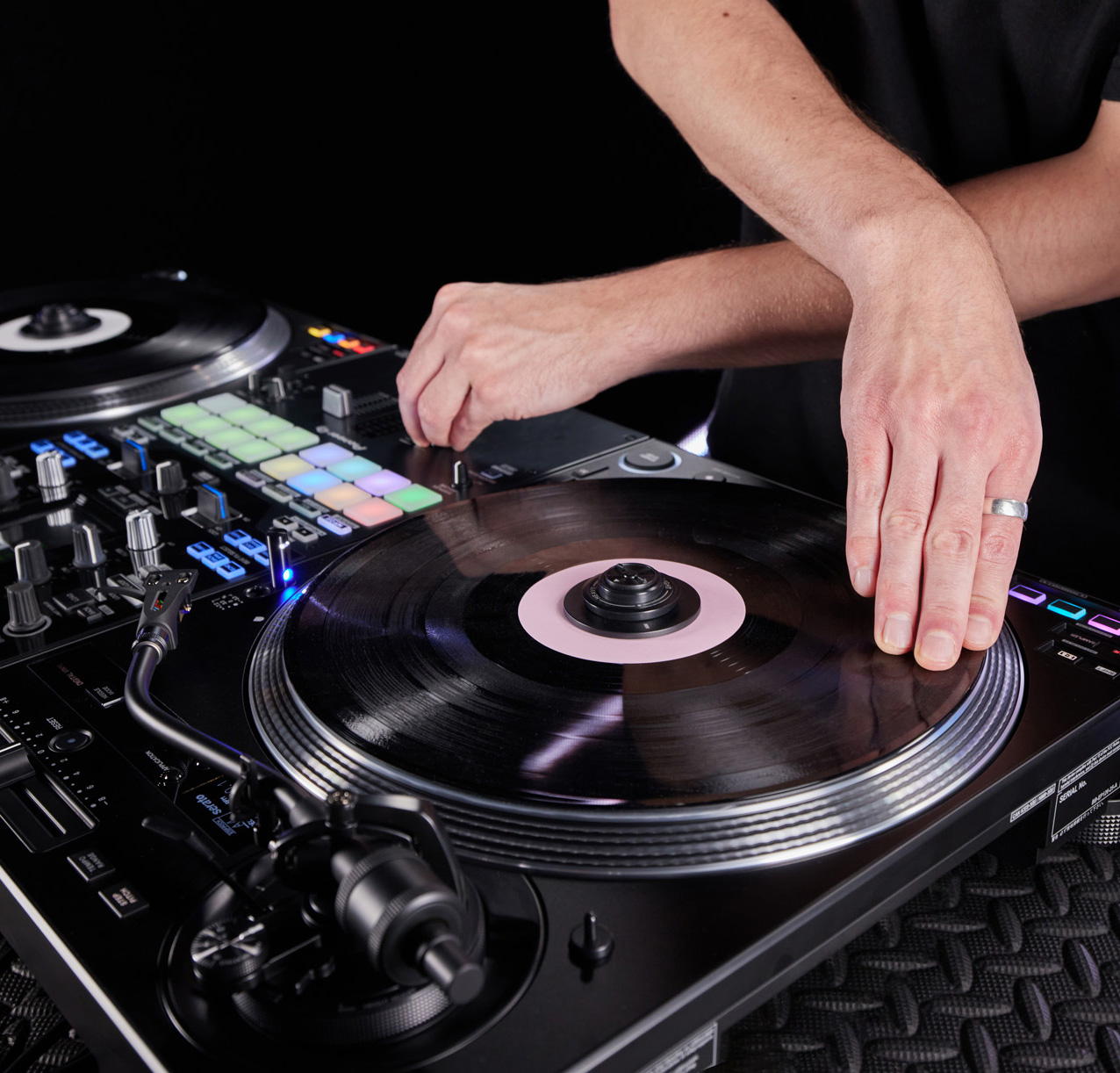 DJ a fazer scratch sobre o Magvel Clamp do Pioneer DJ PLX-CRSS12