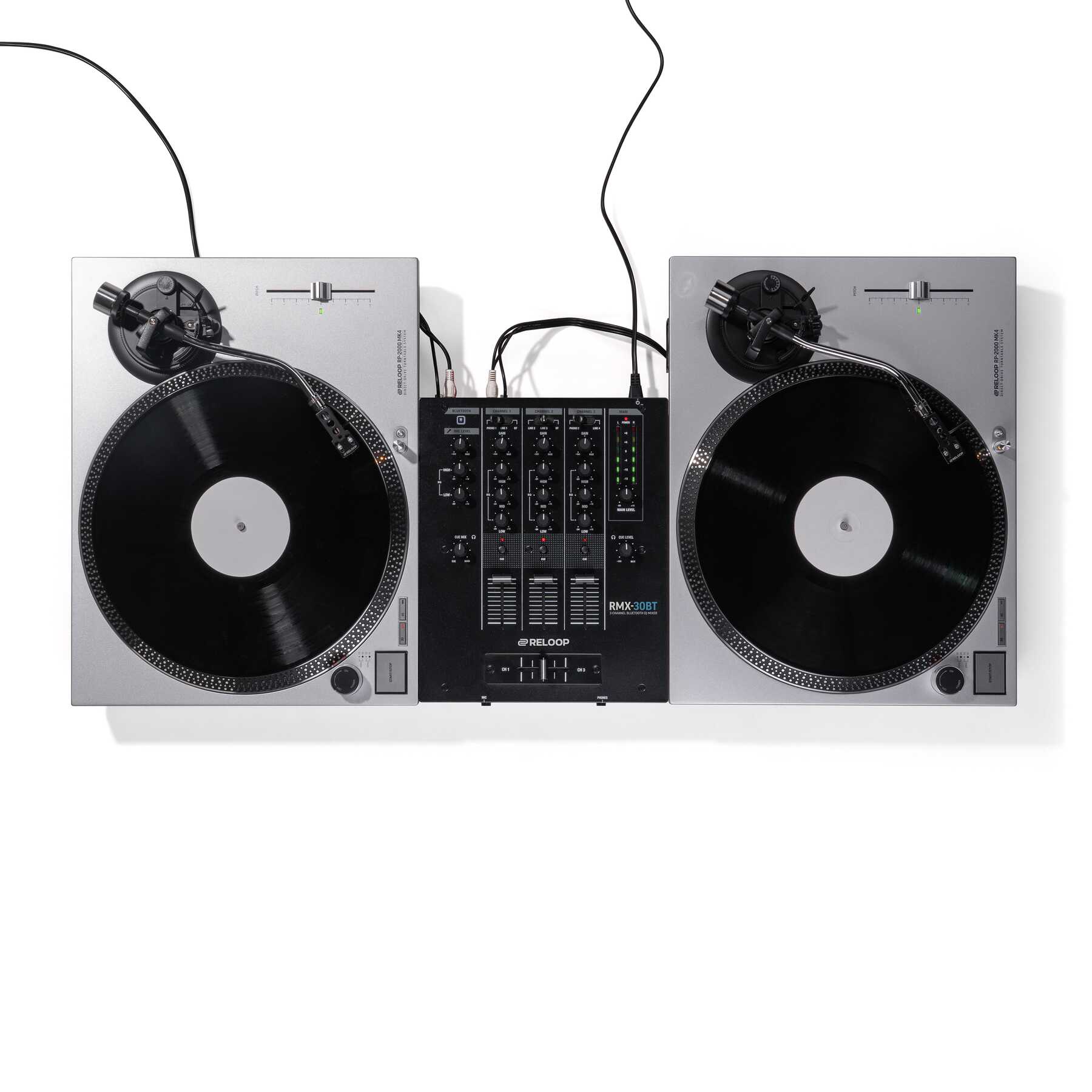Dois Reloop RP-2000 MK4 Silver com uma mesa de mistura DJ entre eles, vista de cima