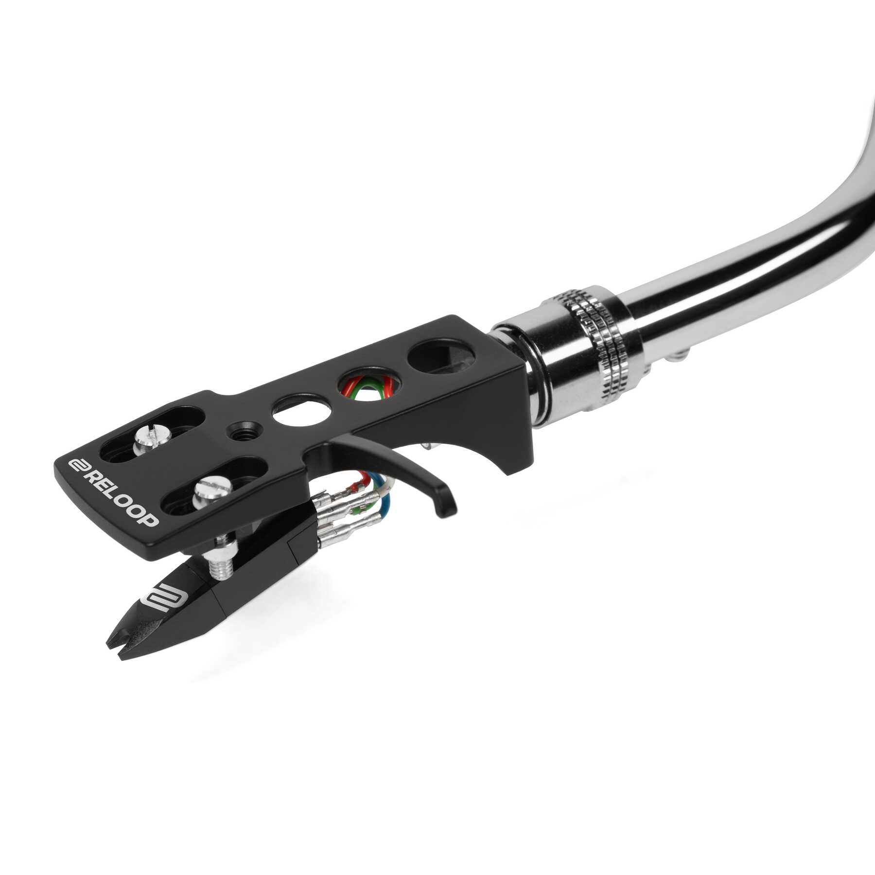 Grande plano da headshell Reloop com a cápsula Ortofon OM Black montada no braço cromado do RP-2000 MK4 Silver
