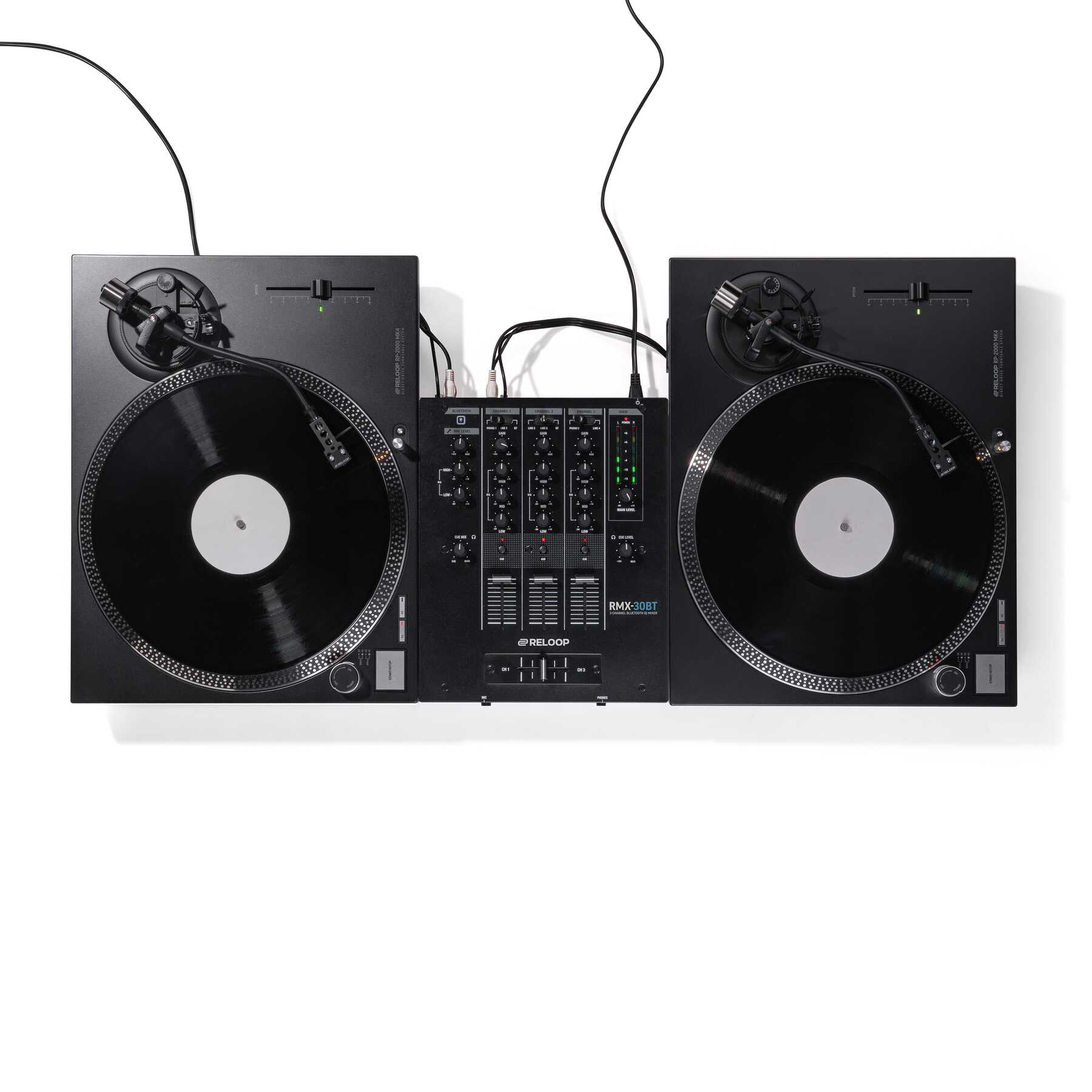 Dois Reloop RP-2000 MK4 pretos com uma mesa de mistura DJ entre eles, vista de cima