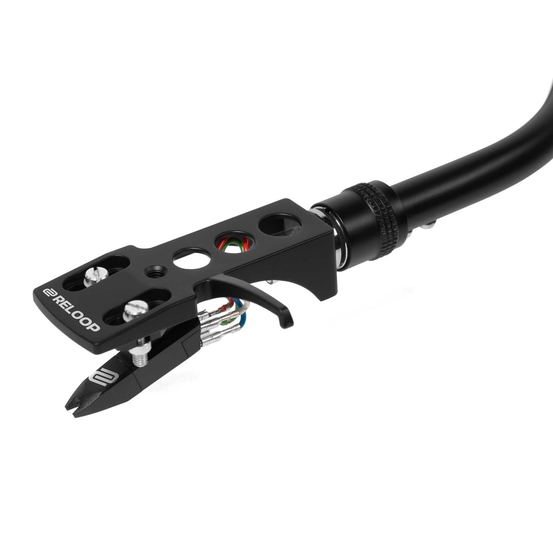 Grande plano da headshell Reloop com a cápsula Ortofon OM Black montada no braço preto do RP-2000 MK4
