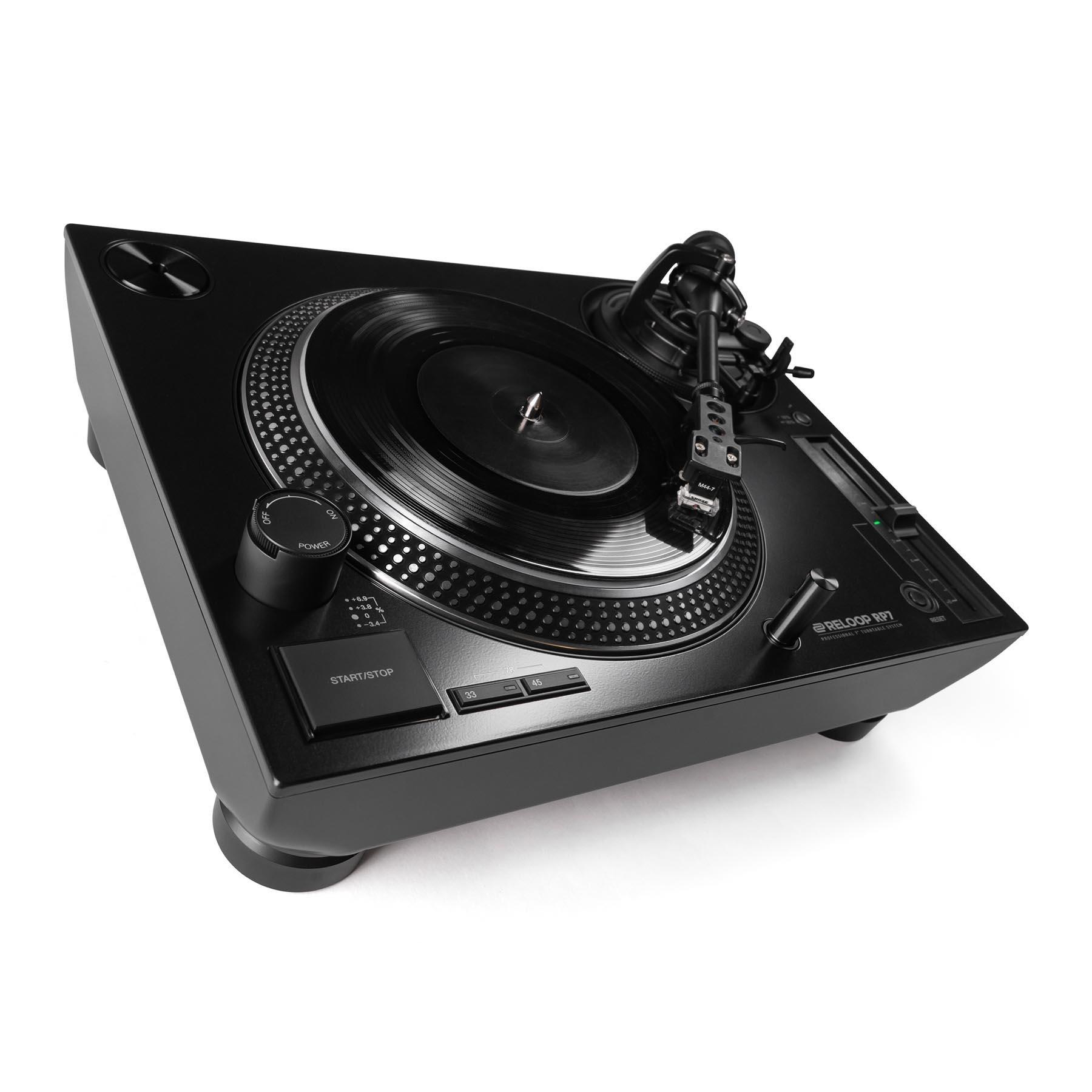 Reloop RP-7 em vista três quartos com um single de 7 polegadas no prato