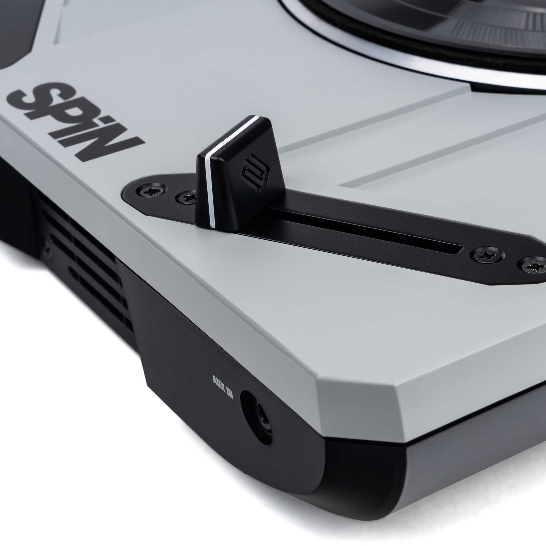Pormenor do crossfader de 45 mm e da entrada auxiliar frontal do Reloop SPIN