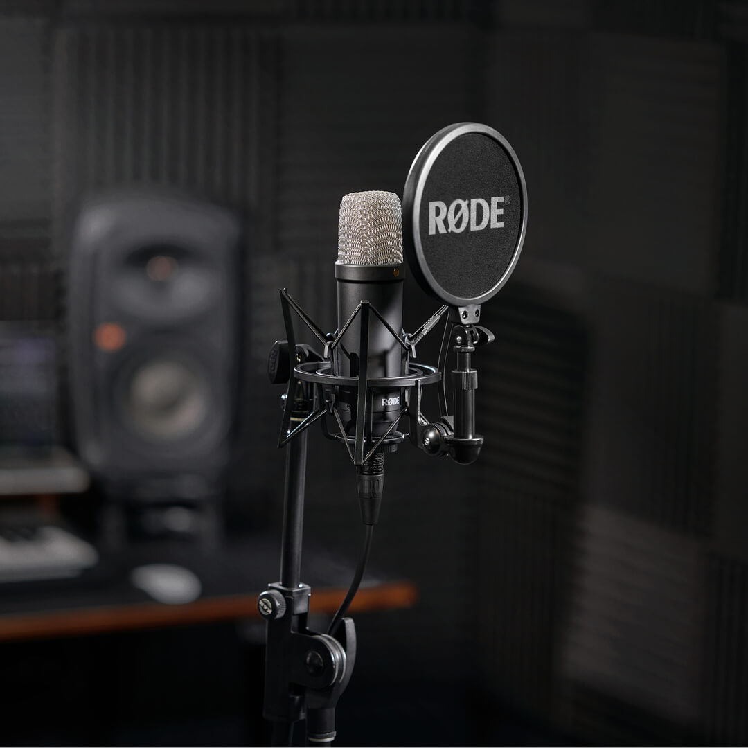 Serie NT1 Signature negra con SM6 sobre soporte en estudio