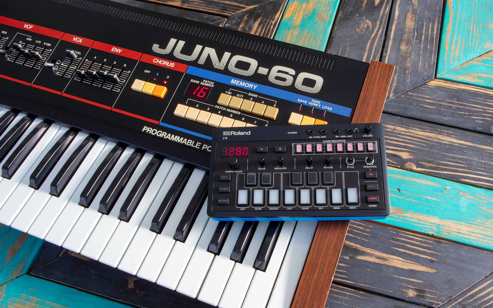 Aira Compact | J-6 CHORD SYNTHESIZER