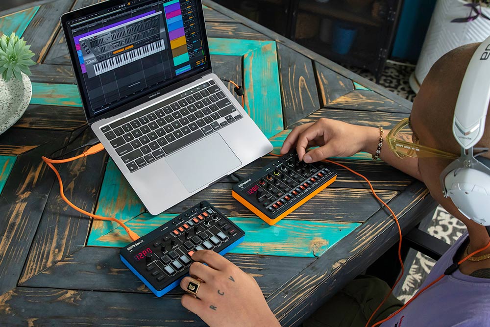 Aira Compact | J-6 CHORD SYNTHESIZER