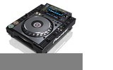 Los DJs profesionales tienen un nuevo aliciente con el CDJ-2000nexus de
Pioneer,
el primer reproductor multiformato del mercado compatible con el programa
rekordbox™ para DJ, para iPhone, iPod táctil e iPad, smartphones y tablets
con sistema Android.