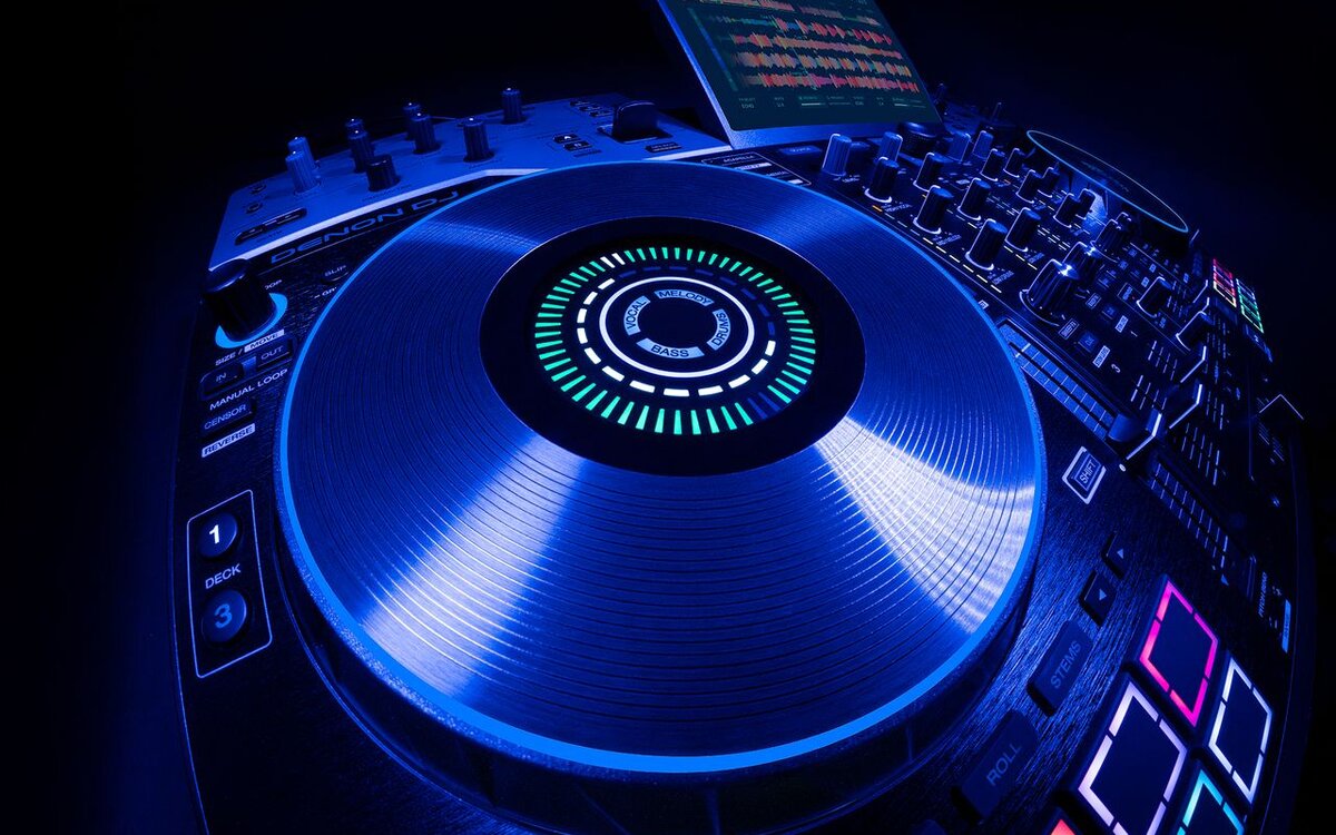 Denon DJ PRIME 4 G2: el sistema DJ autónomo de 4 canales evoluciona con Stems, FX y control de iluminación