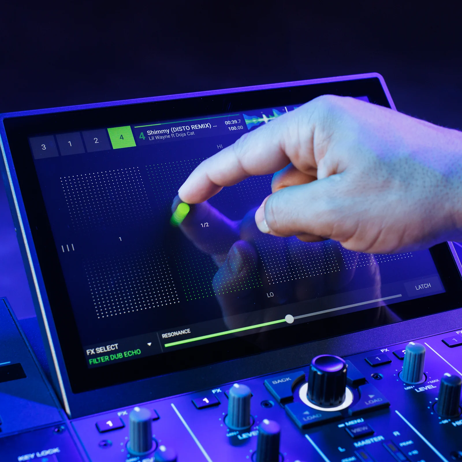 Touch FX en la pantalla de un equipo Engine DJ OS, con el dedo modulando un efecto
