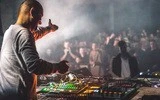 Como sincronizar una caja de ritmos o sintetizador a una cabina DJ 